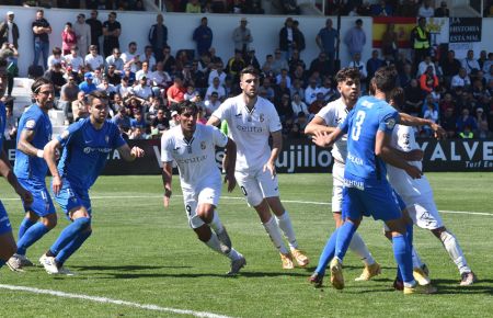 Manu Farrando, Dani Molina y Luis Ruiz vigilan a Alberto Gil, Danese y Mizzian en una jugada a balón parado