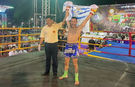 Joaquín Romero estalló de alegría tras el veredicto de los árbitros y lo celebró exhibiendo una bandera del San Fernando Club Deportivo. 