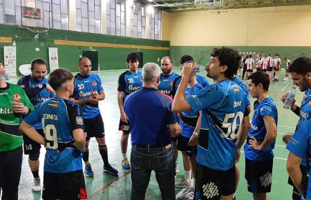 Jorge Navarrete instruye a sus jugadores durante el partido en Málaga. 