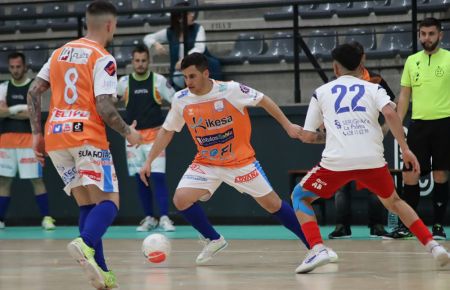 Joni Delgado se marcha de un jugador de La Palma FS. 