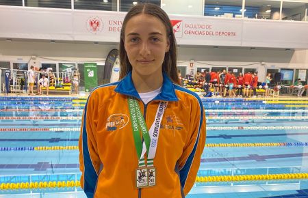Ana Ruiz Tocino luce las tres medallas que logró en el Andaluz en Granada. 