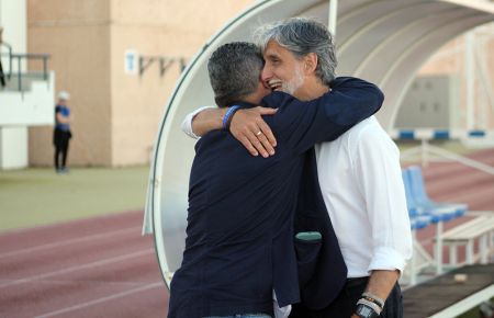 Pablo Alfaro es felicitado por David Vizcaíno tras el partido.