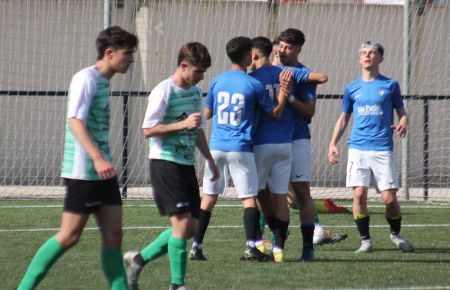 Pablo Jiménez es felicitado por Dieguito y Antonio Lacida tras marcar el 1-0 del San Fernando CD 'B' al colista Villamartín.