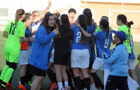 El San Fernando CD femenino celebra la conquista del Campeonato. 