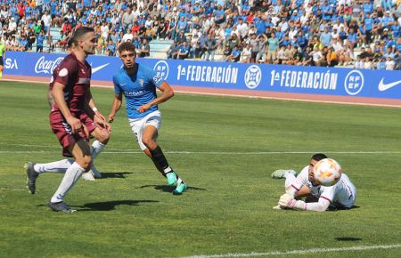 Gabri observa como el balón va camino de convertirse en el 2-0.
