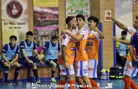 Los jugadores del Isleño FS celebran uno de los goles conseguidos en Gilena.