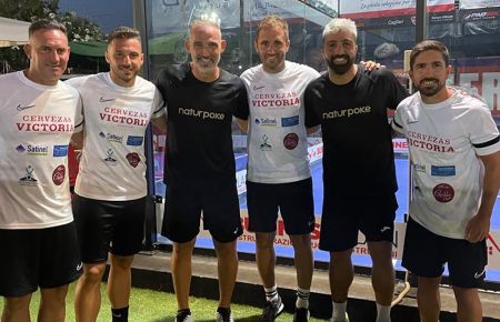 Manuel Guerra, Dani Herrera, Roberto Rodiel y Adri Blanco, con los campeones de la Copa Internacional celebrada en 2022 en Cerdeña. 