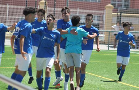 El cadete A de la Escuela Bahía celebra el 3-0 al Barbate. 