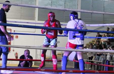 Antonio Heredia, a la izquierda, ganó su combate claramente. 