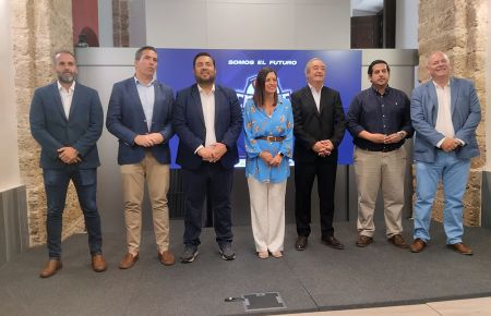 Francis Posada, Adolfo Magrañal, Jaime Armario, Patricia Cavada, Antonio de Torre, Jorge Vázquez y Antonio Rojas posaron juntos tras la presentación del Campeonato de España en el Ayuntamiento de San Fernando