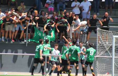 El Pastora 1966 cadete celebra con sus aficionados el 2-1 al Salesianos de Algeciras, que llegó con un golazo de Momo. 