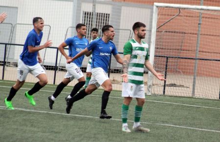 Abel Bastón celebra el 1-0 del filial del San Fernando CD y el ariete isleño del Puerto Real, Miguel de Alba reclama fuera de juego al asistente.
