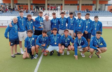 Los juveniles del CH San Fernando posaron con su presidente Jesús Hidalgo.