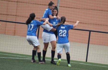Sarita Sánchez es felicitada por Natalia Santaella (7), Nazaret Sánchez (17) y Rocío Guerrero (22) tras marcar el 2-1 del San Fernando CD. 
