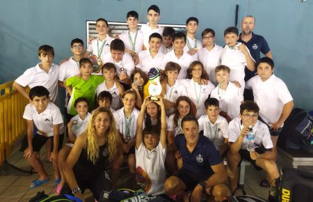 Los nadadores isleños posaron con sus tres entrenadores.