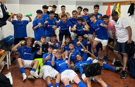 Los cadetes de la Escuela Bahía celebrando la goleada a la Roteña.
