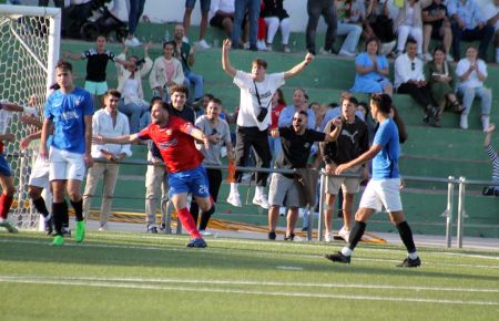 Juan Benítez corre a celebrar su gol, que le dio el triunfo al Trebujena, ante la decepción de Marcos Renzi.