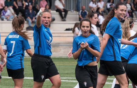 Las jugadoras azulinas celebran la clasificación.