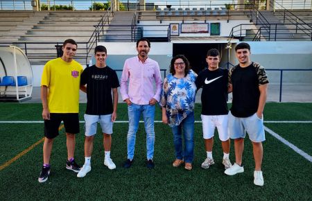 Álex Granado, Jota, Zeki y Bugui, con Keko Rosano y la vicepresidenta del GE Bazán María del Mar Foncubierta.