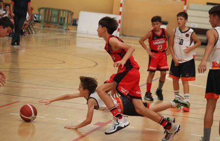 Un jugador cordobés se lanza a por el balón durante la final. 