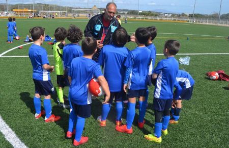 Juan José Ramírez alecciona a alumnos de la Escuela Bahía-SFCD