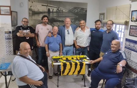 De pie, Julio Cordero, Keko Rosano, Antonio Rojas, Mangano, Carlos Franzón y Jesús Bernal junto al vicepresidente del GE Bazán. Y delante los hermanos Gil. 