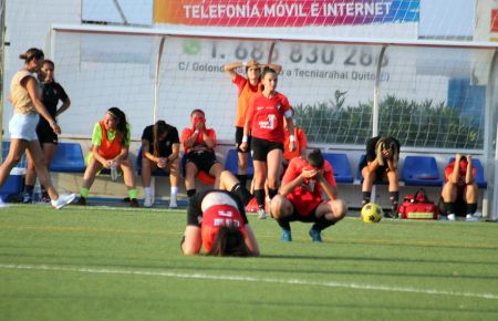Abatimiento de las jugadoras del SFCD tras el final de la final. 
