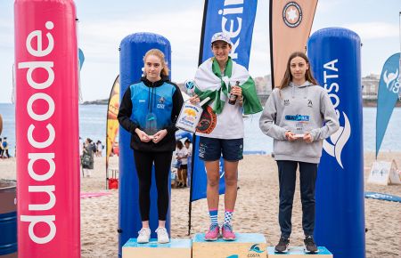 Irene Peinado, en lo más alto del podio en la playa Riazor en La Coruña. 
