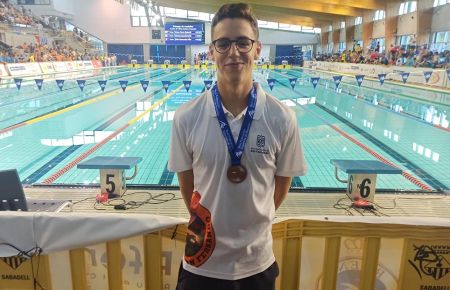 David Rodríguez luce sonriente la medalla de bronce en Sabadell.