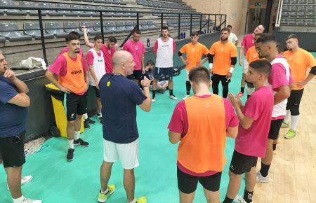 Antonio Suaza, técnico del Isleño, da instrucciones a sus jugadores. 