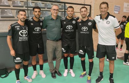 Joselito Macías, Pablo Sucino, Jorge Tote, Kike Rodríguez y el técnico Isco junto a Miguel Ángel Reyes, presidente del Isleño FS y al que pertenecieron todos ellos.