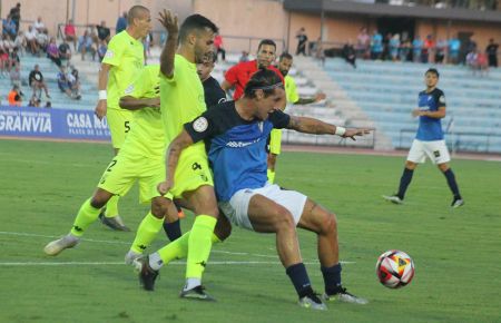 Dani Aquino, el mejor azulino, cubre el balón ante un rival. 
