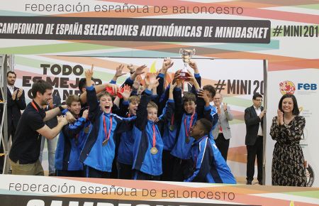 Juan Núñez levanta la copa de campeón con la selección de Madrid en el Campeonato de España de Minibasket en 2016 en San Fernando.