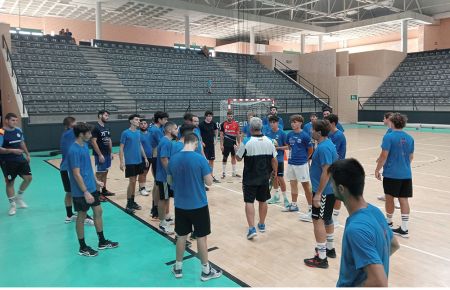 Jorge Navarrete, técnico del primer equipo, se dirige a sus jugadores en la pretemporada.