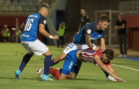 José Carlos derriba a Javi Cueto ante Carlos León. 