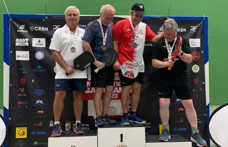 Gustavo Alonso, a la izquierda en el podio doble masculino en el torneo de Salamanca.