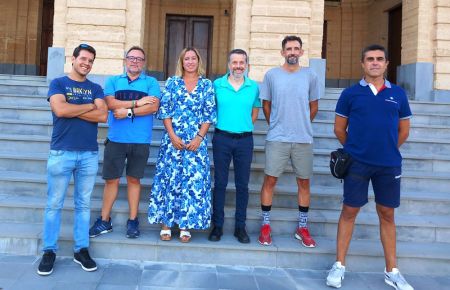 María Gómez Paredes junto a su junta directiva compuesta por Javier Navarrete (vicepresidente), Vicente Moreno (secretario), Bartolomé Pons (tesorero), Francisco Rodríguez (director deportivo y vocal) y Manuel Ángel Gaona (vocal).