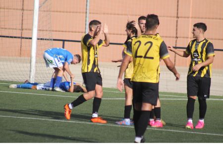 El GE Bazán celebra el 1-0 ante la desolación de Eloy, que marcó en propia puerta, consolado por un compañero. 