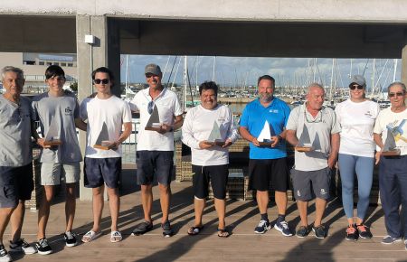 Los tres primeros de cada categoría con sus trofeos en el club Náutico de Cádiz. 