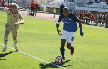 Biabiany se escapa de Sergio Santos en la jugada del 1-0.