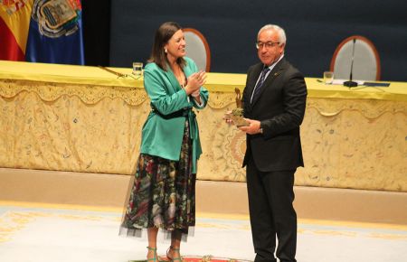 La alcaldesa aplaude a Alejandro Blanco tras entregarle el premio. 