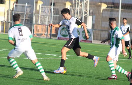 Pedro Márquez marcó los dos goles que clasificaron al San Fernando Atlético para las semifinales de la SuperCopa de Tercera Andaluza senior.