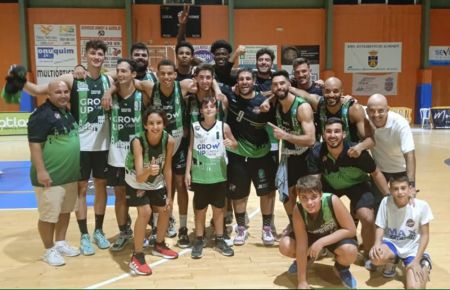 El CB San Fernando celebra el triunfo conseguido en Huelva. 