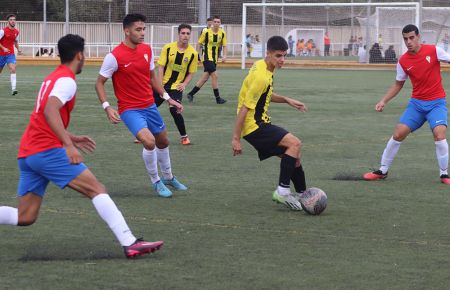 Jota controla el balón rodeado de jugadores del Algeciras CF 'B'.