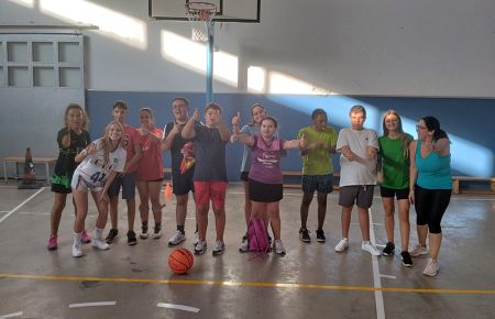 Los participantes y el staff técnico de la iniciativa Basket sin límites.