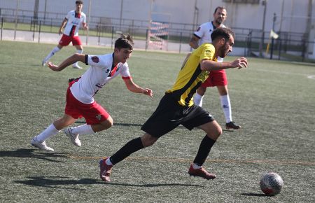 Roberto Viciana, que recortó distancias para el GE Bazán al final, se marcha de un rival.