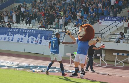 Biabiany celebró su gol con Lino, la mascota del SFCD.
