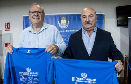 Antonio Rojas y el hermano mayor de la Borriquita, Luis Samuel Roncero, presentaron la prueba solidaria en el Centro de Congresos.