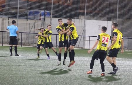Jota, en el centro, es felicitado por Guille Oliva tras marcar el golazo del 3-1 y ante la alegría de Álex Collantes, Willy Garrido, Álex Montesinos y Álex Granado. 