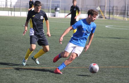 Unai Vega, del cadete A del San Fernando CD, ante el Salesianos. 
